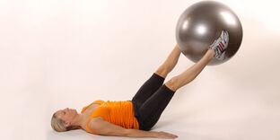 Holding a gymnastic ball between the raised legs expands the lower press