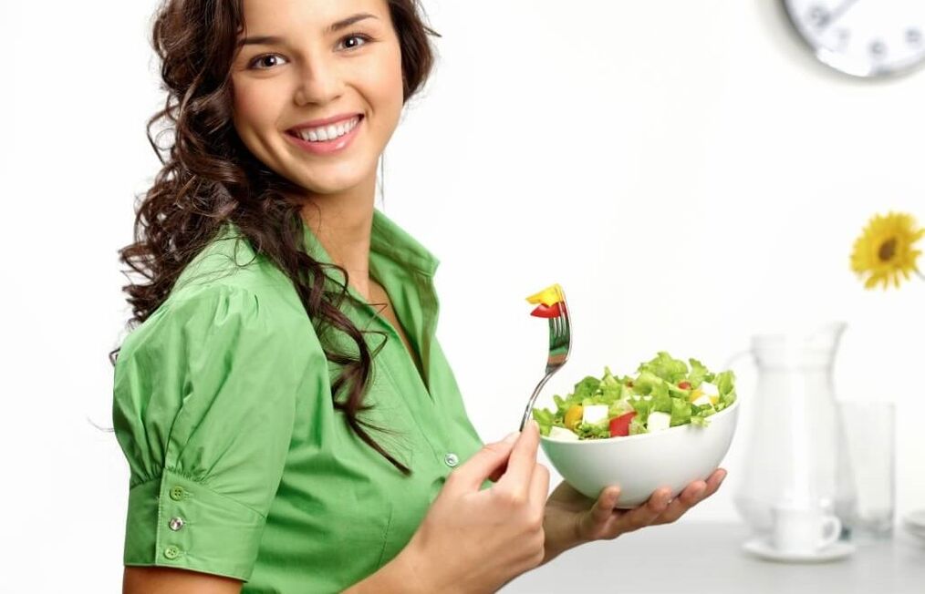 The girl ate a vegetable salad on a 6 -petal diet