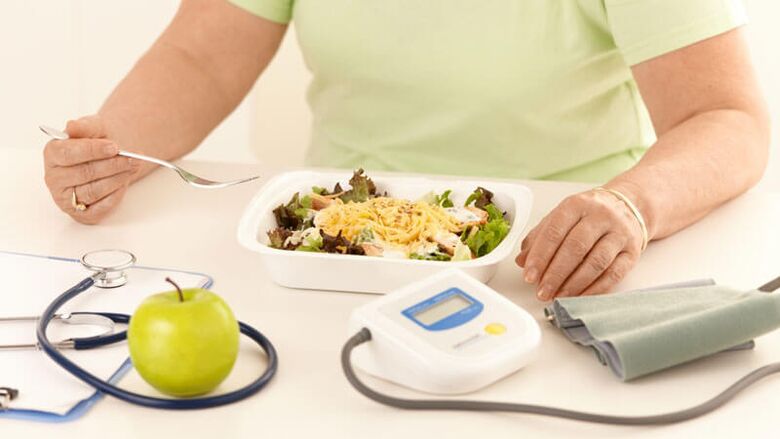 A woman with diabetes follows the doctor's recommendations about dietary nutrition