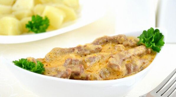 Beef with champignons in a creamy sauce - a tasty dish during the Consolidation phase of the Dukan diet